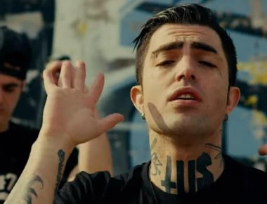 Νέο προκλητικό τραγούδι από τον ράπερ Tus με θέμα τον... Αλκέτ Ριζάι (βίντεο)